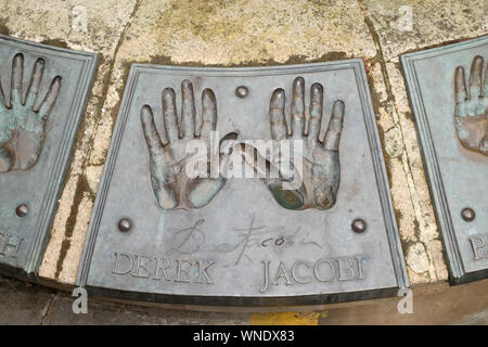 Die Hand Brunnen in der Nähe der Nähe sah. Broze Reliefs von berühmten Schauspielern Hände. Derek Jacobi Stockfoto