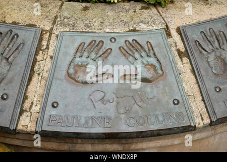 Die Hand Brunnen in der Nähe der Nähe sah. Broze Reliefs von berühmten Schauspielern Hände. Pauline Collins Stockfoto