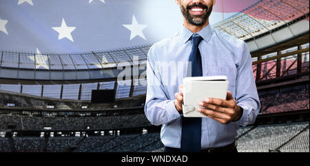 Zusammengesetztes Bild des Porträts von lächelnden Geschäftsmann mit Tablet-PC Stockfoto