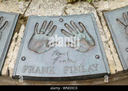 Die Hand Brunnen in der Nähe der Nähe sah. Broze Reliefs von berühmten Schauspielern Hände. Frank Finlay Stockfoto