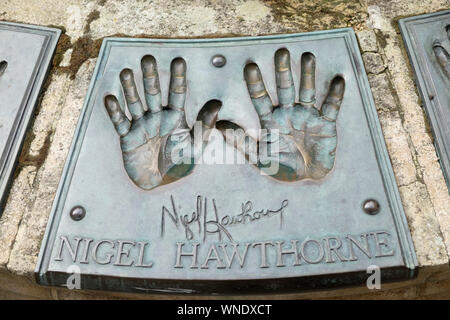 Die Hand Brunnen in der Nähe der Nähe sah. Broze Reliefs von berühmten Schauspielern Hände. Nigel Hawthorne Stockfoto