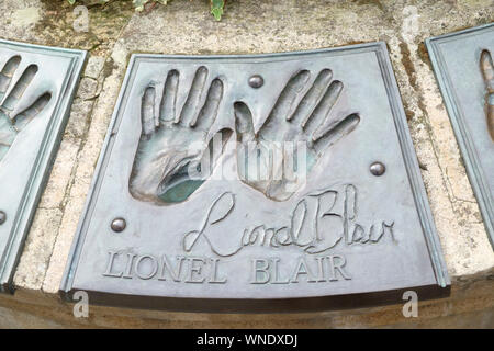Die Hand Brunnen in der Nähe der Nähe sah. Broze Reliefs von berühmten Schauspielern Hände. Lionel Blair Stockfoto
