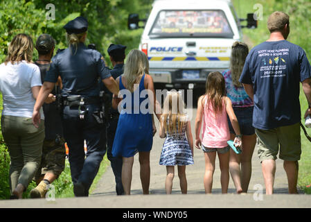 Eine Menschenmenge sammelt sich auf einem Grundstück während einer Suche nach vier vermissten Männern Montag, 10. Juli 2017 in einem Anwesen in Solebury, Pennsylvania. (Foto von William Tho Stockfoto