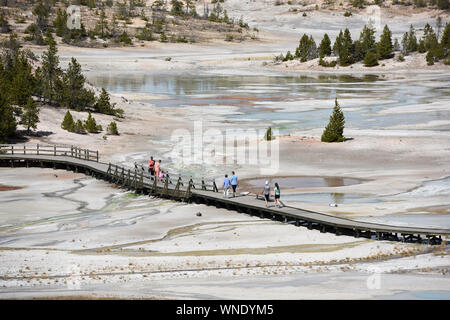 New York, USA. 4. Sep 2019. Menschen besuchen die Porzellan Waschbecken im Yellowstone National Park, USA, Sept. 4, 2019. Credit: Han Fang/Xinhua/Alamy leben Nachrichten Stockfoto