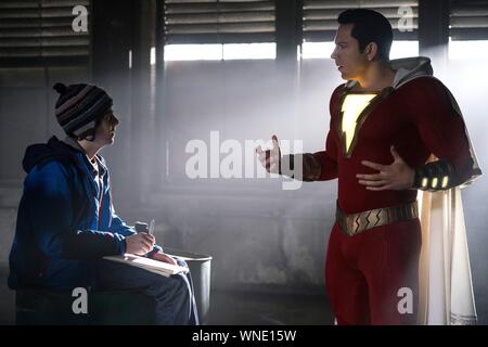 ZACHARY LEVI und JACK DYLAN GRAZER in SHAZAM! (2019), unter der Regie von DAVID F. SANDBERG. Quelle: Warner Bros./DC/DC Comics/New Line Cinem/WILKIE, Steve/Album Stockfoto