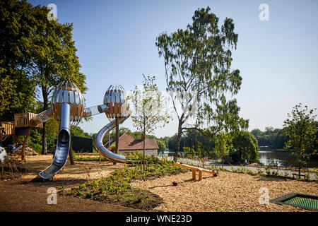 Die Einführung eines neuen Spielplatz in Heaton Park, am See Abenteuer ist ein modernes Spielbereich für Kinder. Stockfoto