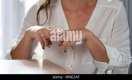 Schließen UpOf Frau, Gespräch zu Hause mit der Gebärdensprache Stockfoto