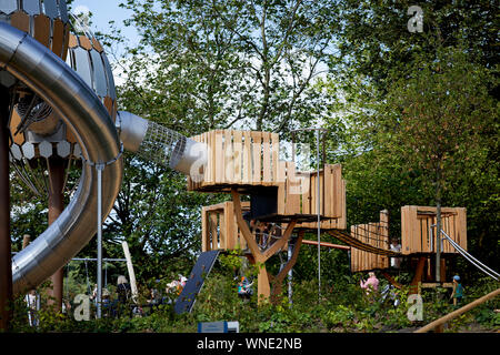 Die Einführung eines neuen Spielplatz in Heaton Park, am See Abenteuer ist ein modernes Spielbereich für Kinder. Stockfoto