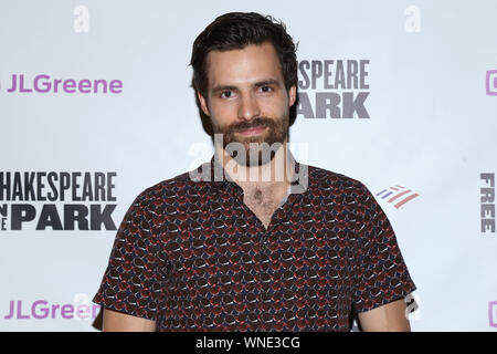 Öffnung Nacht werfen Partei für Coriolanus im Delacorte Theater. Mit: Chris Ghaffari Wo: New York, New York, United States Wann: 06 Aug 2019 Quelle: Joseph Marzullo/WENN.com Stockfoto