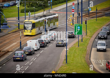 Metrolink Tram Linien überqueren einer Straße in Ashton-under-Lyne Stockfoto