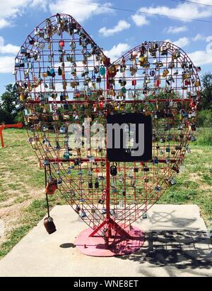 Kunst Installation von Kunst im Gelegentlich Places-Forever Liebe Skulptur in San Angelo, Texas, USA, in der Nähe der Einsamen Wolf Brücke, die die Concho River überquert. Stockfoto