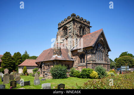 Aus rotem Sandstein mit einem roten Ziegeldach Hl. Kreuz Kirche Appleton Thorn, Warrington, Cheshire, England. Denkmalgeschützte Gebäude Design von Edmund Kirby Stockfoto