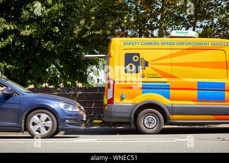 Cheshire Constabulary Sicherheit Kamera gelb Geschwindigkeit Durchsetzung kamera van in Warrington arbeiten Stockfoto