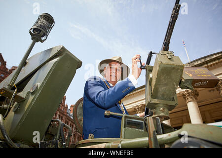 Manchester Streitkräfte Tag im St Peters Square Oberbürgermeister von Manchester Ratsmitglied Abid Latif Chohan an der Waffe eines Tanks Stockfoto