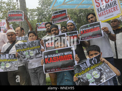 Kuala Lumpur, Kuala Lumpur, Malaysia. 6. Sep 2019. Malaysische NRO Plakate Holding ausserhalb des Nationalen Moschee in Kuala Lumpur nach Freitag Gebet Solidarität mit Moslems in Kaschmir waren angeblich Opfer der Unterdrückung zu äußern. Die Gruppe verurteilte auch die Aktion des indischen Ministerpräsidenten Narendra Modi des Kaschmir besonderen Status zu widerrufen und die Sicherheitskontrollen in den meisten gefährdeten Gebieten fest. Credit: Kepy/ZUMA Draht/Alamy leben Nachrichten Stockfoto