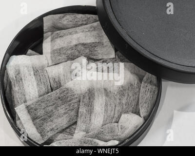 Schwedische Snus auf weißem Hintergrund mit schwarzen Kasten Stockfoto