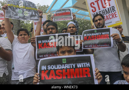 Kuala Lumpur, Kuala Lumpur, Malaysia. 6. Sep 2019. Malaysische NRO Plakate Holding ausserhalb des Nationalen Moschee in Kuala Lumpur nach Freitag Gebet Solidarität mit Moslems in Kaschmir waren angeblich Opfer der Unterdrückung zu äußern. Die Gruppe verurteilte auch die Aktion des indischen Ministerpräsidenten Narendra Modi des Kaschmir besonderen Status zu widerrufen und die Sicherheitskontrollen in den meisten gefährdeten Gebieten fest. Credit: Kepy/ZUMA Draht/Alamy leben Nachrichten Stockfoto