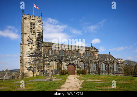 St Michael und alle Engel Kirche steht auf Warhill mit Blick auf das Dorf Mottram in Longdendale, Tameside Greater Manchester, Grad II Liste* b Stockfoto