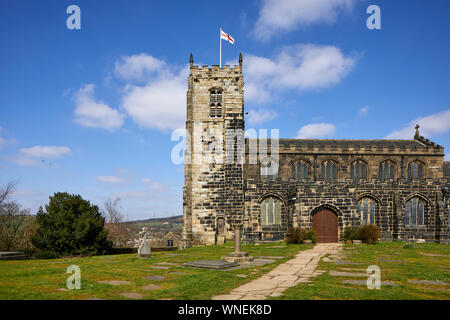 St Michael und alle Engel Kirche steht auf Warhill mit Blick auf das Dorf Mottram in Longdendale, Tameside Greater Manchester, Grad II Liste* b Stockfoto