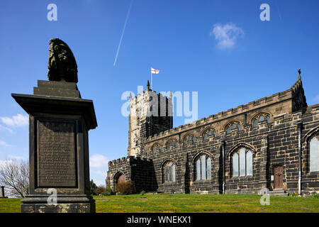 St Michael und alle Engel Kirche steht auf Warhill mit Blick auf das Dorf Mottram in Longdendale, Tameside Greater Manchester, Grad II Liste* b Stockfoto