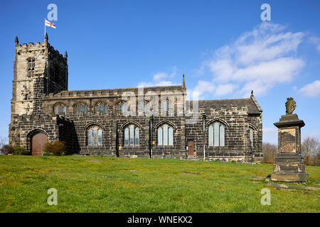 St Michael und alle Engel Kirche steht auf Warhill mit Blick auf das Dorf Mottram in Longdendale, Tameside Greater Manchester, Grad II Liste* b Stockfoto