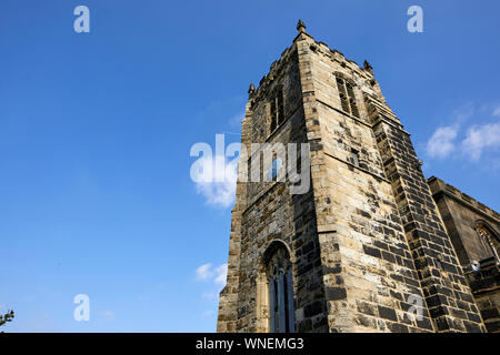 St Michael und alle Engel Kirche steht auf Warhill mit Blick auf das Dorf Mottram in Longdendale, Tameside Greater Manchester, Grad II Liste* b Stockfoto
