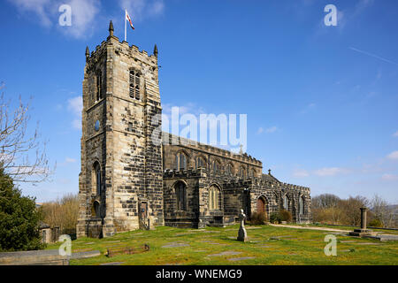 St Michael und alle Engel Kirche steht auf Warhill mit Blick auf das Dorf Mottram in Longdendale, Tameside Greater Manchester, Grad II Liste* b Stockfoto