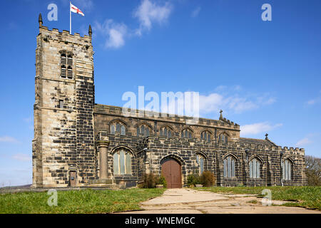 St Michael und alle Engel Kirche steht auf Warhill mit Blick auf das Dorf Mottram in Longdendale, Tameside Greater Manchester, Grad II Liste* b Stockfoto