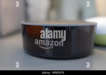 Nahaufnahme der ersten Generation Amazon Echo Dot smart Lautsprecher auf grau Holz- Oberfläche in einer smart home in San Ramon, Kalifornien, 27. August 2019. () Stockfoto