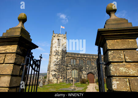 St Michael und alle Engel Kirche steht auf Warhill mit Blick auf das Dorf Mottram in Longdendale, Tameside Greater Manchester, Grad II Liste* b Stockfoto