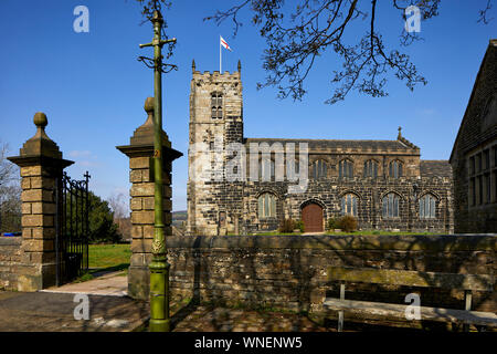 St Michael und alle Engel Kirche steht auf Warhill mit Blick auf das Dorf Mottram in Longdendale, Tameside Greater Manchester, Grad II Liste* b Stockfoto