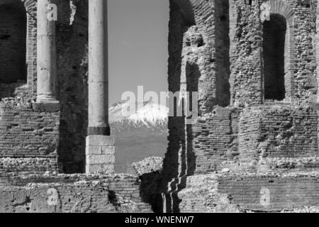 Taormina - das Griechische Theater mit dem Mt. Vulkan Ätna und die Stadt. Stockfoto