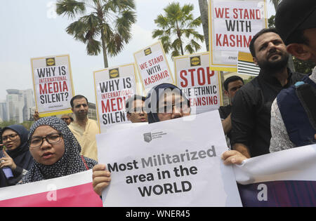 Kuala Lumpur, Kuala Lumpur, Malaysia. 6. Sep 2019. Malaysische NRO Plakate Holding ausserhalb des Nationalen Moschee in Kuala Lumpur nach Freitag Gebet Solidarität mit Moslems in Kaschmir waren angeblich Opfer der Unterdrückung zu äußern. Die Gruppe verurteilte auch die Aktion des indischen Ministerpräsidenten Narendra Modi des Kaschmir besonderen Status zu widerrufen und die Sicherheitskontrollen in den meisten gefährdeten Gebieten fest. Credit: Kepy/ZUMA Draht/Alamy leben Nachrichten Stockfoto