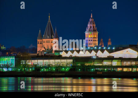 Nacht Stadtbild von Mainz City mit der St. Martins Dom, das Wahrzeichen von Mainz Stockfoto