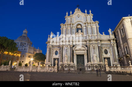 Catania - Die Basilica di Sant'Agata und der Hafen im Hintergrund. Stockfoto