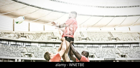 Männliche Rugby Spieler spielen Rugby Spiel im Stadion Stockfoto