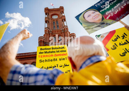 06. September 2019, Berlin: ein Mann Proteste zwischen Zeichen bei einem Protest gegen den Empfang des Bürgermeisters von Teheran an der Regierende Bürgermeister von Berlin vor dem Roten Rathaus. Foto: Christoph Soeder/dpa Stockfoto