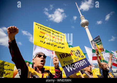 06. September 2019, Berlin: ein Mann ballt seine Faust bei einem Protest gegen den Empfang des Bürgermeisters von Teheran an der Regierende Bürgermeister von Berlin vor dem Roten Rathaus, mit dem Berliner Fernsehturm im Hintergrund. Der Nationale Widerstand des Iran (NWRI) für den Protest aufgerufen. Foto: Christoph Soeder/dpa Stockfoto