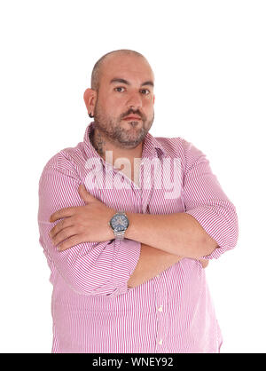 Ein spanischer Mann im Studio mit verschränkten Armen trägt einen Bart und fast Kahl, auf weißem Hintergrund Stockfoto