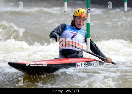 Prag, Tschechische Republik. 6. Sep 2019. Tereza Fiserova (CZE) konkurriert im 2019 ICF Canoe Slalom World Cup Rennen, in Prag, Tschechische Republik, am Freitag, 6. September 2019. Credit: Katerina Sulova/CTK Photo/Alamy leben Nachrichten Stockfoto