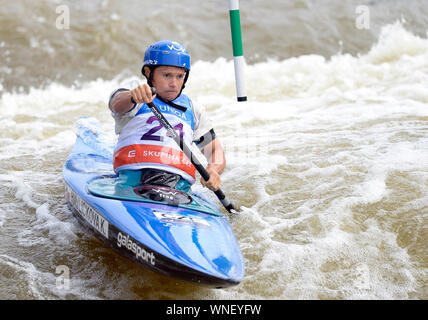 Prag, Tschechische Republik. 6. Sep 2019. Katerina Havlickova (CZE) konkurriert im 2019 ICF Canoe Slalom World Cup Rennen, in Prag, Tschechische Republik, am Freitag, 6. September 2019. Credit: Katerina Sulova/CTK Photo/Alamy leben Nachrichten Stockfoto