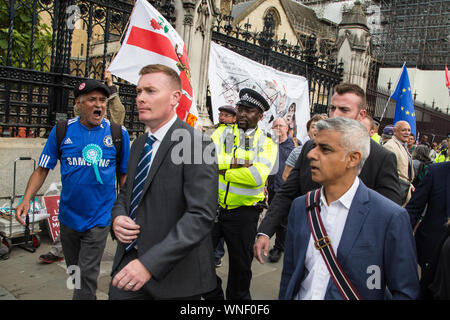 London UK 3 Sep 2019 ein pro Brexit Demonstrant ruft an der Londoner Bürgermeister Sadiq Ama Khan wie er geht hinter den Häusern des Parlaments. Stockfoto