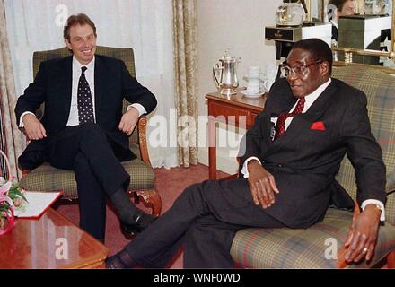 Foto vom 24/10/1997 von Robert Mugabe, der erste Premierminister und Präsident von Simbabwe (PA/IPA/Fotogramma, London - 2019-09-06) ps das Foto ist verwendbar in Bezug auf den Kontext, in dem es aufgenommen wurde, und ohne beleidigende Absicht der Anstand des Volkes vertreten (PA/IPA/Fotogramma, Foto Archiv - 2019-09-06) p.s. La foto e 'utilizzabile nel rispetto del contesto in Cui e' Stata scattata, e senza intento diffamatorio del decoro delle Persone rappresentate Stockfoto