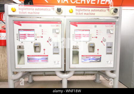 Mit der U-Bahn Ticket Automaten, Rom, Italien Stockfoto