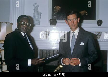 Foto vom 19.4./1980 des Prinzen von Wales erhalten eine Medaille von Robert Mugabe, der Premierminister der neuen unabhängigen Simbabwe, während ein Abendessen im Government House, Salisbury. Herr Mugabe hat starb im Alter von 95. (PA/IPA/Fotogramma, London - 2019-09-06) ps das Foto ist verwendbar in Bezug auf den Kontext, in dem es aufgenommen wurde, und ohne beleidigende Absicht der Anstand des Volkes vertreten (PA/IPA/Fotogramma, Foto Archiv - 2019-09-06) p.s. La foto e 'utilizzabile nel rispetto del contesto in Cui e' Stata scattata, e senza intento diffamatorio del decoro delle Persone rappresen Stockfoto