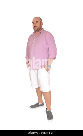 Ein alter Mann im weißen Shorts und gestreiften Hemd stehen mit den Händen in seiner Tasche in die Kamera schaut, auf weißem Hintergrund Stockfoto