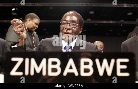 Präsident von Simbabwe, Robert Mugabe, besucht die feierliche Eröffnung der Konferenz der Minister bei der UN-Weltklimakonferenz in Kopenhagen, Dänemark, 15. Dezember 2009. Die Konferenz hat in seine entscheidende Phase eingetreten ist. Foto: KAY NIETFELD | Verwendung weltweit (Kay Nietfeld/IPA/Fotogramma, Kopenhagen - 2017-11-22) ps das Foto kann in Bezug auf den Kontext, in dem es aufgenommen wurde verwendet werden, und ohne beleidigende Absicht der Anstand des Volkes vertreten (Kay Nietfeld/IPA/Fotogramma, Foto Archiv - 2019-09-06) p.s. La foto e 'utilizzabile nel rispetto del contesto in Cui e' Stata scattat Stockfoto