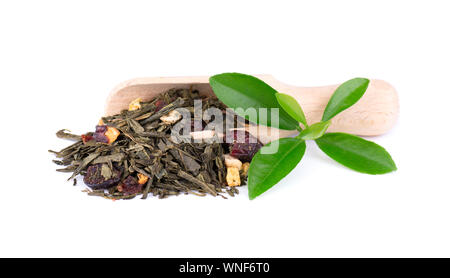 Grüne Ceylon Tee mit Beeren und Früchte - apple, Hund - Rose, Erdbeere und Cranberry, auf weißem Hintergrund. Ansicht von oben Stockfoto