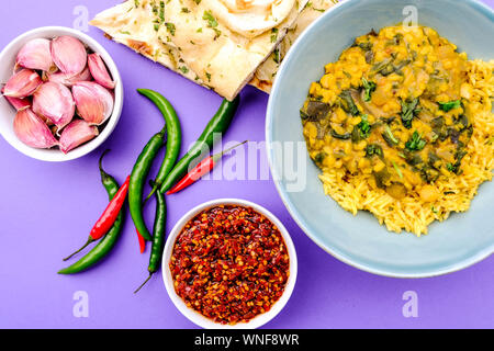 Indische Vegetarische Linsensuppe und Spinat Curry mit Pilau Gelber Reis Stockfoto