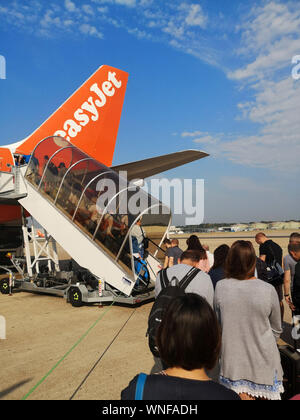 Passagiere eine EasyJet Airbus A320-Flug von Gatwick Airport in London am 27. August 2019. Stockfoto